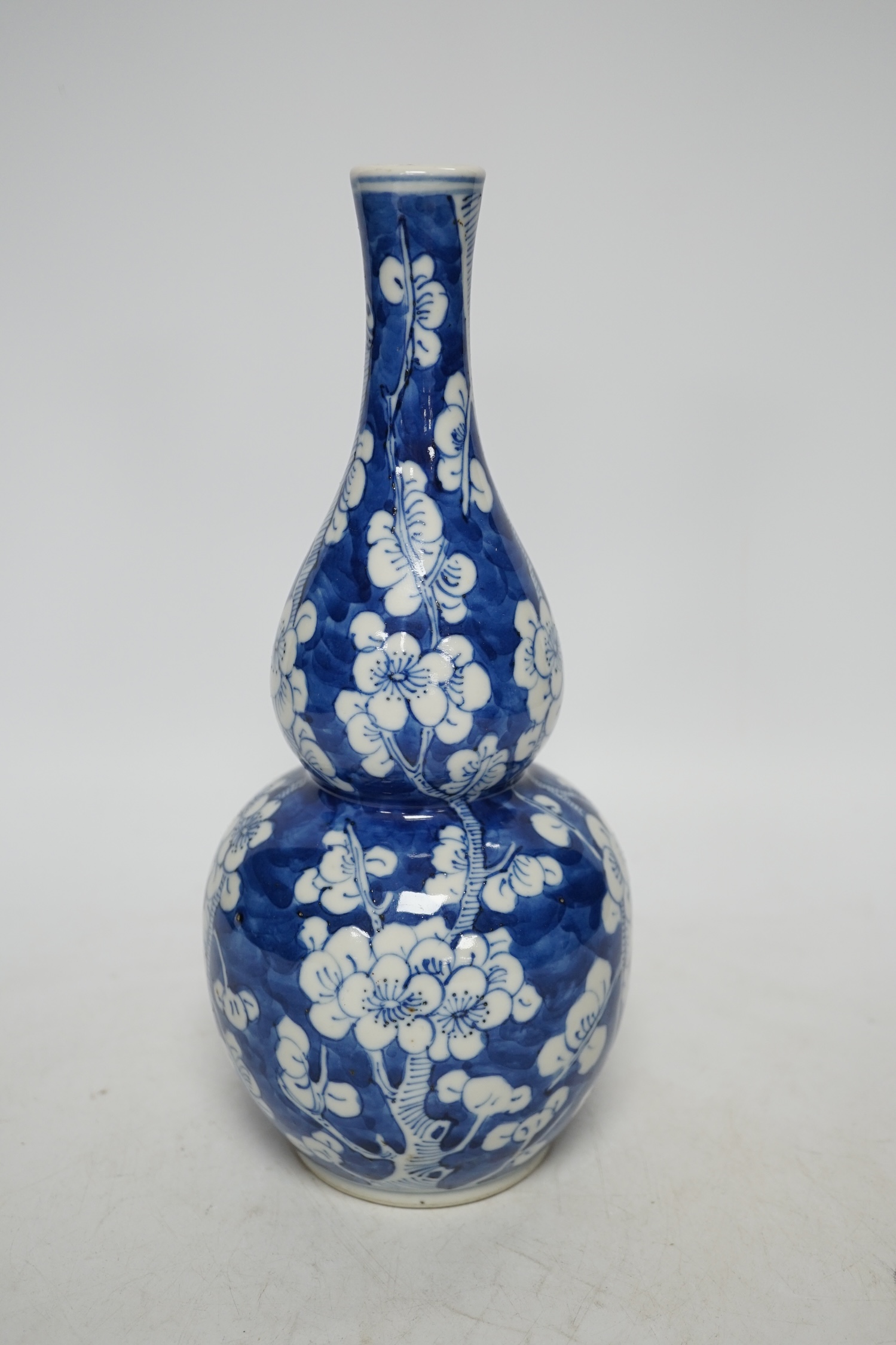An early 20th century Chinese blue and white double gourd vase, 25cm high